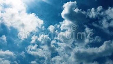 白云在蓝天上的烈日下消失了.. 延时运动云蓝天背景.. 蓝天。 云。